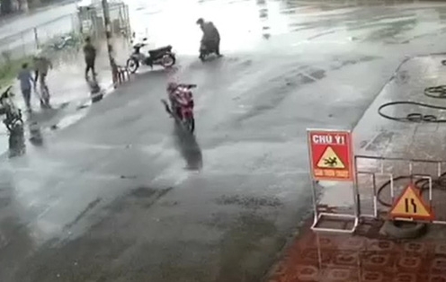 Video: Xe máy không người lái lao băng băng vào trạm xăng